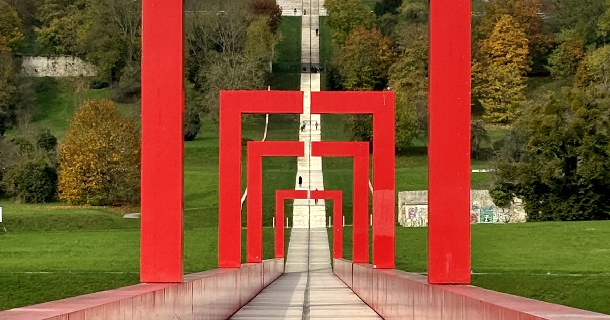 Le monument rouge de l'Axe Majeur à Cergy, œuvre de Dani Karavan