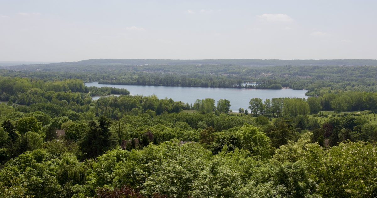 Vue aérienne du lac et des espaces verts de Cergy